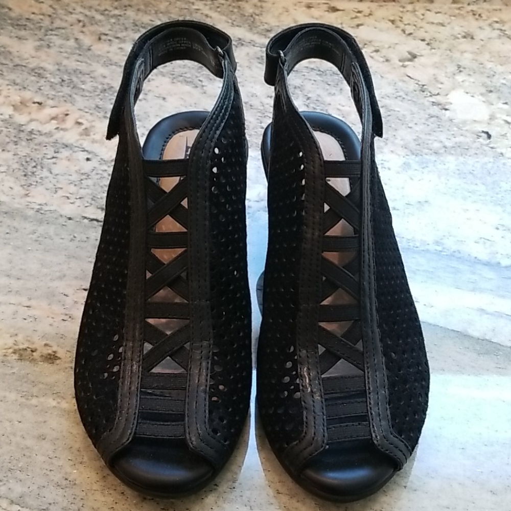 EARTH Black PeepToe Sandals